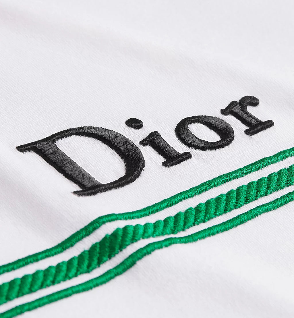 Camiseta com bordado Book Cover