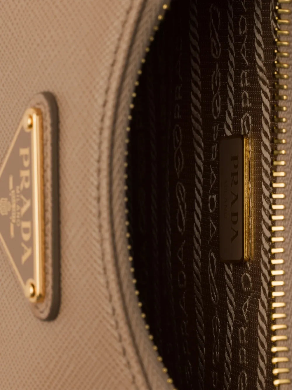 Bolsa Re-Edition mini de couro saffiano