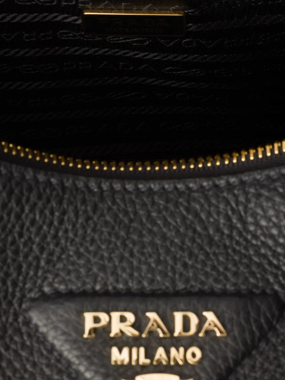 Bolsa tiracolo de couro com placa de logo