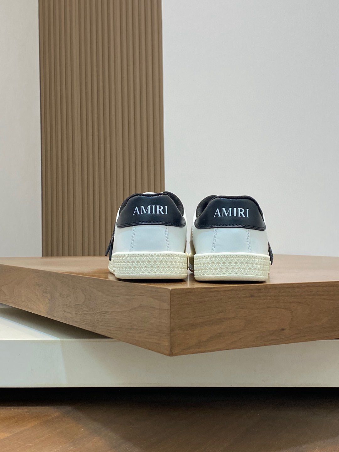 Sneaker AMIRI Pacific com cadarço