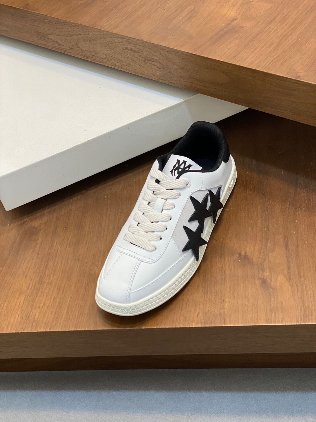 Sneaker AMIRI Pacific com cadarço