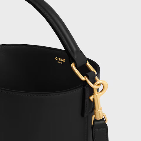BOLSA BUCKET LOUISE PEQUENA EM COURO DE BEZERRO SUAVE