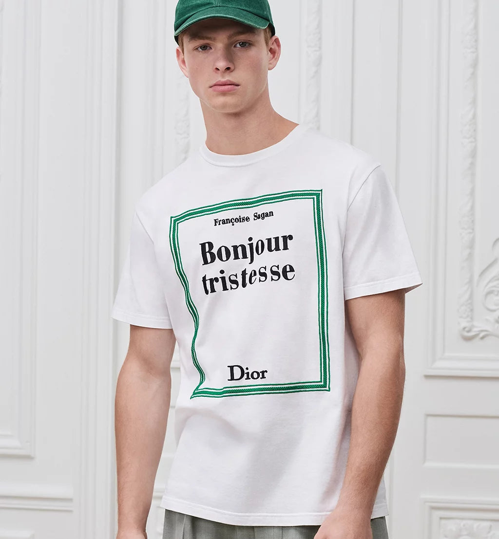 Camiseta com bordado Book Cover