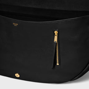 BOLSA MEIA-LUA TRIOMPHE MACIA EM COURO DE CORDEIRO BRILHANTE MACIO